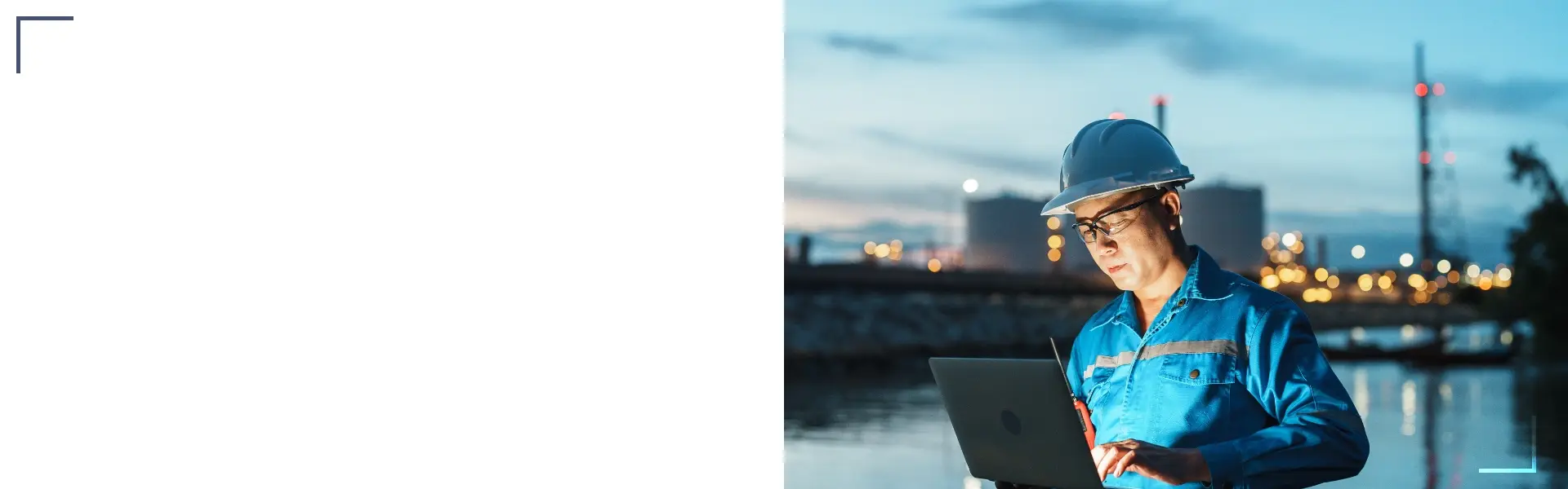 Pracownik z kaskiem i laptopem